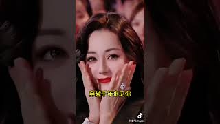 #迪丽热巴玩游戏侧颜抓拍 这谁看了不叫老婆啊，美到发光～