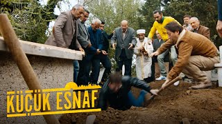 Cenazede Çukura Düştü - Küçük Esnaf