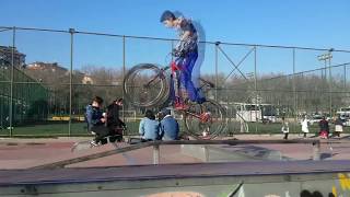 Skate parkta MTB ile zıplama + wheelie