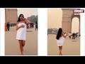 girl dancing in towel viral video sannati mitra ने india gate के सामने तौलिए में बना दी reel