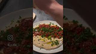 Humus med tomat og olivenstegt brød.