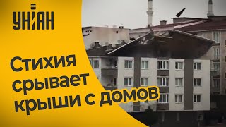 Турцию накрыл ураган: буря переворачивает машины, рекламные вывески, обрушилась башня с часами