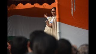 Mamata Banerjee's dharna continues, Opposition signs memorandum to give to Election Commission