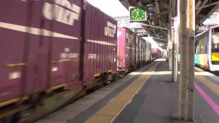 郡山駅を通過する下り貨物列車(2014/08/02)