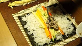 Making and eating an 恵方巻/ehomaki on Setsubun/節分