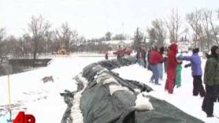 Residents continue sandbagging in Fargo