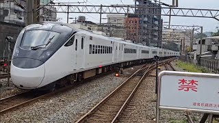 428次樹林開往新左營EMU3000型十二輛編組EMU3044皮蛋豆腐騰雲號藍色帶新城際自強號列車，和232次樹林開往壽豐的EMU3000型十二輛編組EMU3017皮蛋豆腐騰雲號綠色帶新城際自強號列車