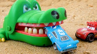 Rescue cars from toy crocodiles with police cars - Toy car story