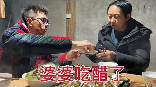 登哥接公公回家吃生蚝，飯桌上老公幹了啥？居然讓婆婆吃醋了【婷妹要努力】