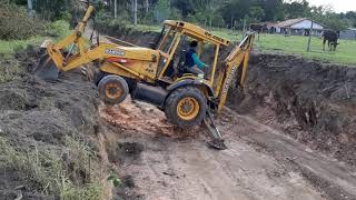 Retroescavadeira duas subida  uma pior que  outra(Backhoe with two slopes, one worse than the other)