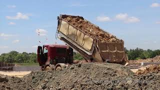 ឡានចាក់ដីធ្វើផ្លូវ Dump trucks working road construction