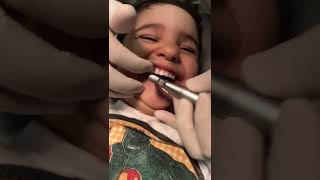 Visita ao dentista em sua primeira aplicação de flúor