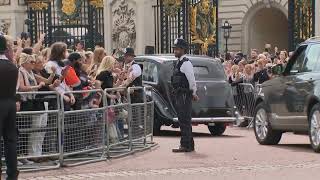 Crowds at Buckingham Palace Cheer for Queen Consort [ preview ]
