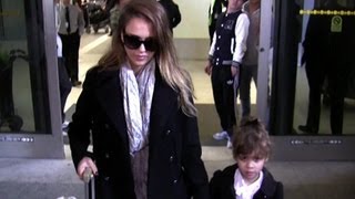 Fashionistas Jessica Alba And Daughter Honor At LAX