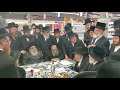 Badchan Yonoson Schwartz sings for Satmar Rebbe at grand opening of a new Bingo