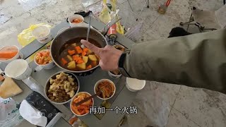 没钱过年都不敢回家，花180买年货再炒8个菜欢度除夕，祝新年快乐