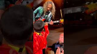 Kirk Hammett letting his mini fans touch his guitar in Hamburg 2023