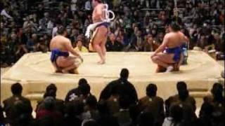 ２００９年３月大相撲春場所１０日目・横綱 白鵬土俵入（西）