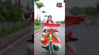 Flag Girl Doing Stunt On Cycle | ਇਸ ਲੜਕੀ ਨੇ ਸਾਈਕਲ 'ਤੇ ਦਿਖਾਏ ਕਰਤੱਬ | #shorts | News18 Punjab