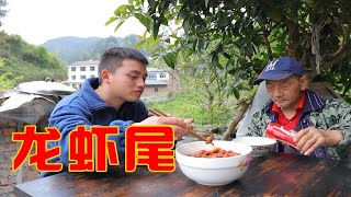 龙虾尾吃到饱是什么感觉？小伙秘制“蒜蓉龙虾尾”，一唆一个，爽