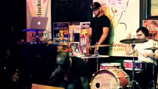 Drupy Fli Musik performing \