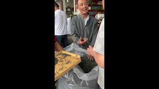 茶叶市场很忙碌，老板们忙着采购好茶叶 浙南绿茶市场的生意很繁荣#爱喝茶的关注我 #口粮茶推荐 #茶叶 #茶叶搬运工 #原产地