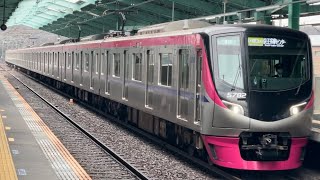 京王5000系5732編成が区間急行京王多摩センター行きとして若葉台駅2番線に到着停車するシーン（81K）2025.1.6.14:09