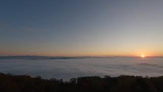 タイムラプス）広島県・三次盆地　霧の海　日の出〜霧の晴れ始め　高谷山　＋　衛星画像