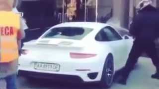 Porsche 911 Turbo gets beaten up by vandalism