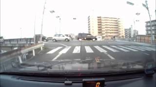 【小便もれそうな車】赤信号で突っ込むホンダライフ