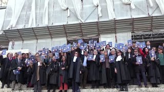 Flash mob dei magistrati davanti la Cassazione: mostrano la Costituzione