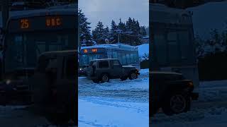 2023 02 27  Bus 25 stuck in snow，passages left the bus Vancouver Boundry and 22Ave 清早公车深陷雪堆，乘客被迫下车