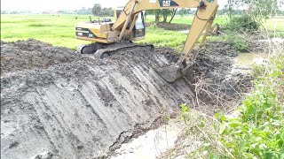 Cat 320B Excavator Trimming Soil Slope