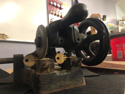 copying a key on hand crank Yale & Towne Key Bitting Machine patented in 1907 copying a key on hand crank Yale & Towne Key Bitting Machine patented in 1907