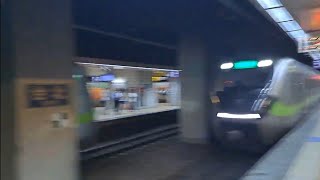 1228次苗栗發車經由山線開往基隆的銀綠色微笑號EMU900型十輛一編組EMU917區間車，1231次基隆發車經由西部幹線開往新竹的銀綠色微笑號EMU900型十輛一編組EMU933區間車