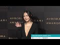 エレナ・アレジ・後藤、深vネックの黒ドレスで大人っぽく　スリットから美脚見せも　「bvlgari avrora awards」