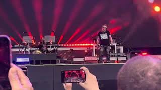 Axl Rose falls over on stage at Hyde Park - Guns N Roses -30/6/2023
