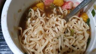 Nissan Cup Noodle Black pepper crab flavour taste test (Best cup noodles?) | Food Talk