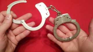 Smith and Wesson Handcuffs (quick look)