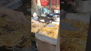 Crispy garlic chives cake and short noodles នំគូឆាយ លតឆា #streetfood #phnompenh #cambodia