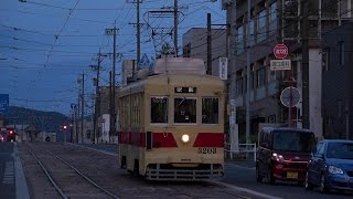 石畳の坂を駆け下りる 豊橋鉄道 豊鉄市内線 モ３２０３（標準色） 前畑停留場にて 【104】