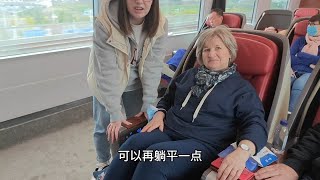 意大利岳父岳母坐中国高铁见亲家