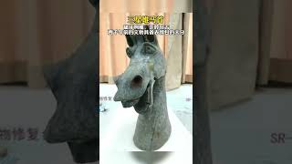 中国四川三星堆博物馆出土的汉代马头文物，表情呆萌可爱