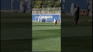 Charla del capitán del Real Zaragoza, Cristian Álvarez, con Velázquez al comienzo del entrenamiento