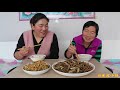 45买了3斤小杂鱼，婆媳巧妙做美食，金黄酥脆骨头都能吃，太香了【东北小强】