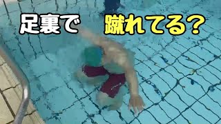 【平泳ぎキックが苦手な人必見】足裏で水をとらえてキックできるようにするドリル練習