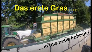 Fahrsilo fertig und das erste Gras ins neue Silo