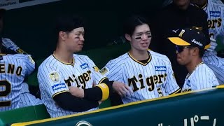 【サトテルノリノリ】ドラフト同期の佐藤輝明と中野拓夢がイニング間に仲良く談笑！打撃フォームのモノマネをしてリラックス 2024.6.8