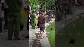 Chị gái tập bơi ở Hồ Gươm