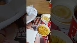 2024年7月2日星期二中午 （ 於 KFC 快餐店吃大食餐 ） 。 乘坐雙層 （ 巴士 ） ， 前往 （ 深水埗 ） 區的海壇街近 （ 桂林街 ） ， 拍攝 （ 一個月 ） 前路陷的 （ 位置 ）